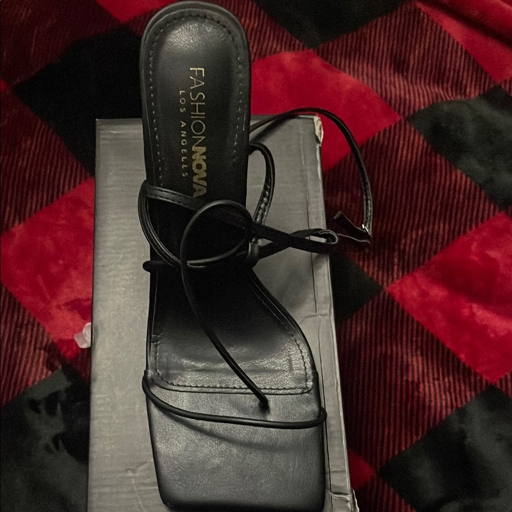 Fashion Nova Black Heeled Sandals with Sleek Straps